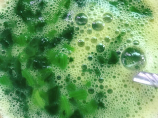 7、菠菜蛋卷,搅拌均匀