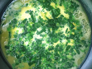 9、菠菜蛋卷,倒入菠菜蛋液