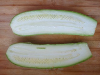 3、番茄炒西葫芦,西葫芦洗净从中间一切两半