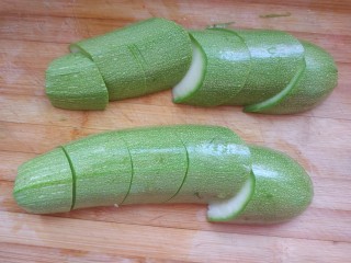 4、番茄炒西葫芦,切斜刀