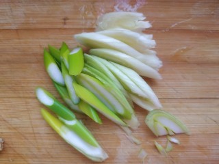 7、番茄炒西葫芦,葱切片