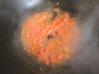 10、番茄炒西葫芦,加入适量糖，炒出红汤