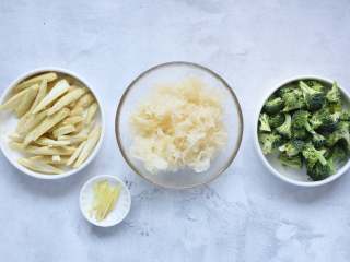 2、炒三脆,将银耳提前泡发，剪去蒂部，择成小朵；玉米笋洗净纵向剖开，再斜切成两段；西兰花洗净，择成小朵，西兰花最好能放淡盐水中浸泡一会儿，头部朝下浸入水中。