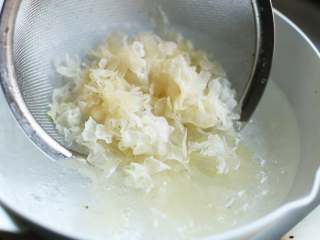 4、炒三脆,同样银耳也放入沸水中焯水两分钟，冷水冲凉，沥去水分待用。