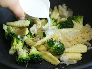 8、炒三脆,接着加入盐调味，淋入水淀粉勾芡。