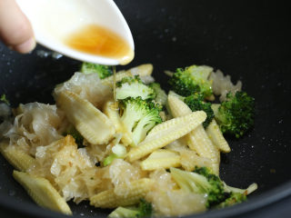 9、炒三脆,拌炒均匀后，淋入芝麻香油即可。