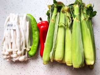 1、海鲜菇炒玉米笋,首先我们准备好所有食材