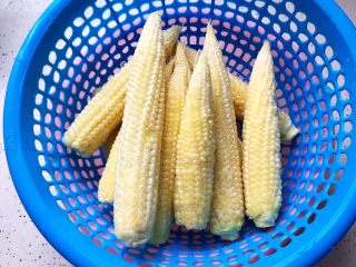 2、海鲜菇炒玉米笋,玉米笋剥去外衣