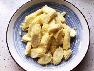 3、海鲜菇炒玉米笋,洗净之后斜45°切成片