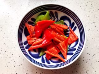 4、海鲜菇炒玉米笋,青红椒去蒂去籽洗净之后切成片