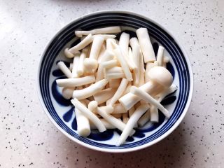 5、海鲜菇炒玉米笋,海鲜菇洗净之后切成合适的段