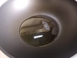 6、海鲜菇炒玉米笋,起油锅