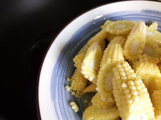 7、海鲜菇炒玉米笋,待锅内油七分热时下玉米笋