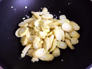 8、海鲜菇炒玉米笋,翻炒30秒