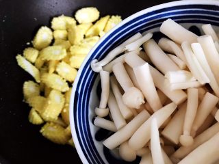 9、海鲜菇炒玉米笋,加入海鲜菇