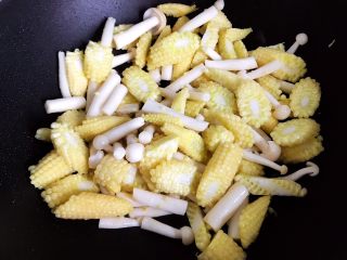 10、海鲜菇炒玉米笋,翻炒30秒