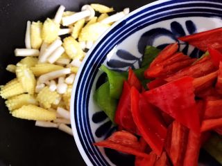 11、海鲜菇炒玉米笋,加入青红椒