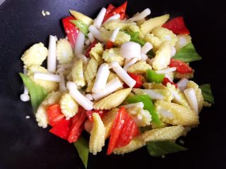 12、海鲜菇炒玉米笋,翻炒30秒
