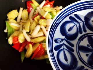 13、海鲜菇炒玉米笋,加适量热开水