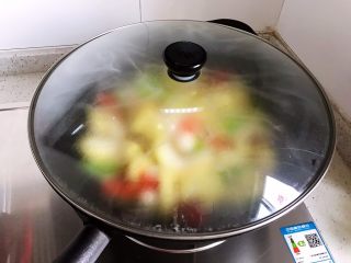 14、海鲜菇炒玉米笋,盖上锅盖，转中小火，焖煮2分钟