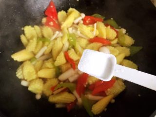 15、海鲜菇炒玉米笋,加一小勺细盐