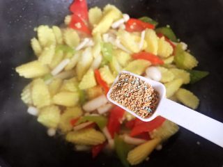 16、海鲜菇炒玉米笋,加一小勺鸡精，翻炒均匀即可