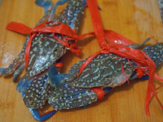 1、香辣梭子蟹,在菜市场买来两只梭子蟹呀