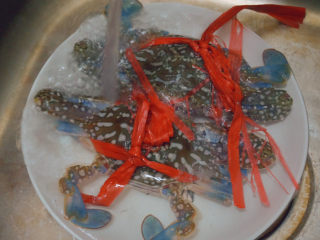 2、香辣梭子蟹,先泡水半小时，让它把脏东西都吐干净