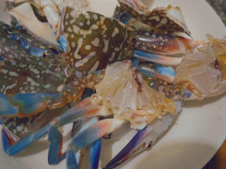 4、香辣梭子蟹,清洗去腮后放在盘里备用