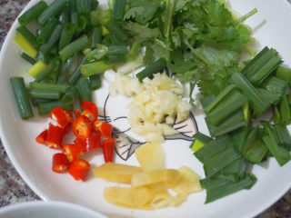 9、香辣梭子蟹,还有要准备蒜泥和姜片