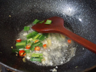 12、香辣梭子蟹,倒入姜片蒜泥蒜苗红米椒爆炒