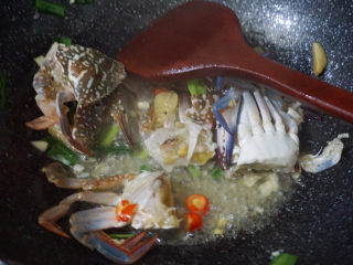 13、香辣梭子蟹,倒入梭子蟹翻炒