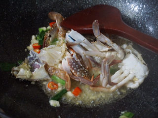 14、香辣梭子蟹,加入少许料酒