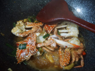 16、香辣梭子蟹,加入少许生抽大火焖煮3-5分钟