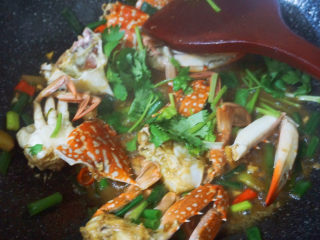 18、香辣梭子蟹,最后倒入适量的香菜