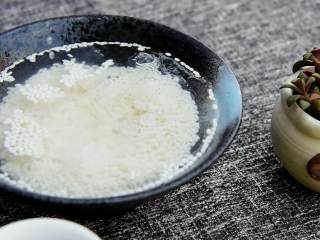 1、甜香酥糯黏而不烂还带点嚼劲的桂花糖藕,糯米提前浸泡一小时。