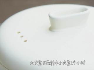 6、甜香酥糯黏而不烂还带点嚼劲的桂花糖藕,大火煮开后转小火煮1个小时，1个小时候，加入冰糖、红枣，继续焖煮1小时。