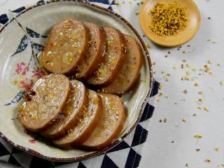 9、甜香酥糯黏而不烂还带点嚼劲的桂花糖藕,淋上蜂蜜，撒些干桂花即可。