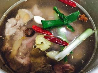 3、好好ci牌 凉拌鸡,二次煮鸡，用的高压锅压。压了30分钟。有点硬，但我们家吃合适，喜欢软的再多压会咯。