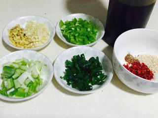 5、好好ci牌 凉拌鸡,凉拌调料的材料。左上：蒜末、姜末。第一排中：尖椒颗粒。右上：菜籽油。左下：葱段的尾部。下中：葱花（最后没放????，芋头烧鸡用的）右下：待会来个大写。