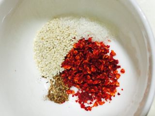 6、好好ci牌 凉拌鸡,最好放在碗里。芝麻、辣椒面、胡椒粉、白砂糖。