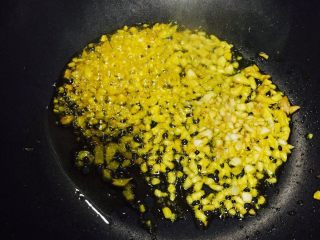 7、好好ci牌 凉拌鸡,热油，放蒜末，姜末。煎到金黄。