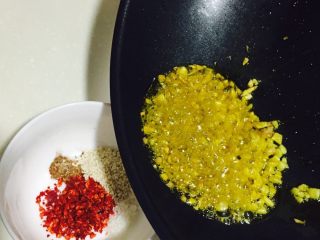 8、好好ci牌 凉拌鸡,热滚点。倒入碗中，会有滋滋的声音。超级喜欢这个声音～