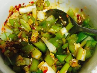 10、好好ci牌 凉拌鸡,倒入尖椒、葱段。先搁在一边啦。