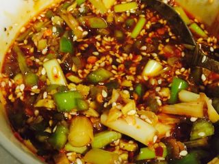 11、好好ci牌 凉拌鸡,一勺鸡汤，再放生抽、老抽、盐、醋。搅一搅，就成这样啦。