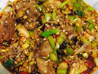 13、好好ci牌 凉拌鸡,放在大盆拌好，再装盘。是不是看着很好吃的样子啦～