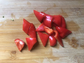 5、莴笋炒鸡蛋,红椒切块备用