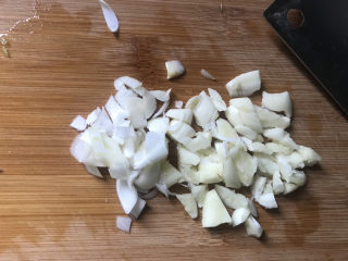 6、莴笋炒鸡蛋,大蒜拍碎，葱切碎备用