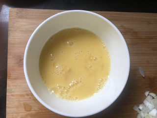 7、莴笋炒鸡蛋,两个鸡蛋在碗中打散