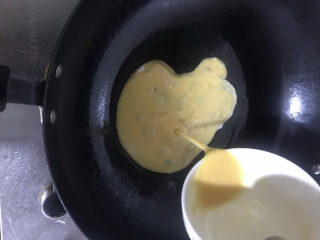 8、莴笋炒鸡蛋,起锅热油，油热倒入鸡蛋液